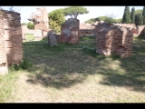 07248 ostia - regio i - insula xii - caseggiato a tabernae (i,xii,10) - ostseite - 1. laden von norden - bli ri nordosten - 06-2024.jpg